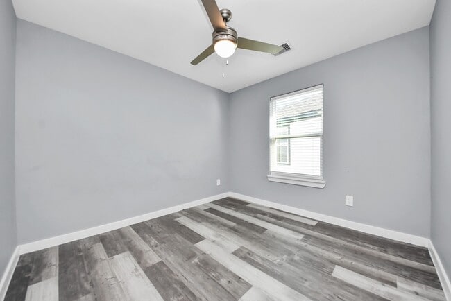 Building Photo - 618 Maple Way