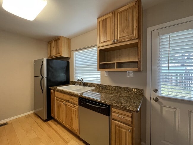 Building Photo - 570 E 19th St