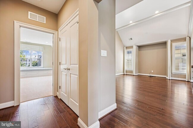 Building Photo - 448 Salk Cir