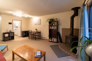 Building Photo - 610 Dell Pl