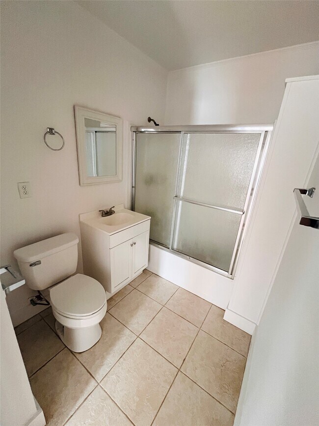 Building Photo - 1553 Dover St