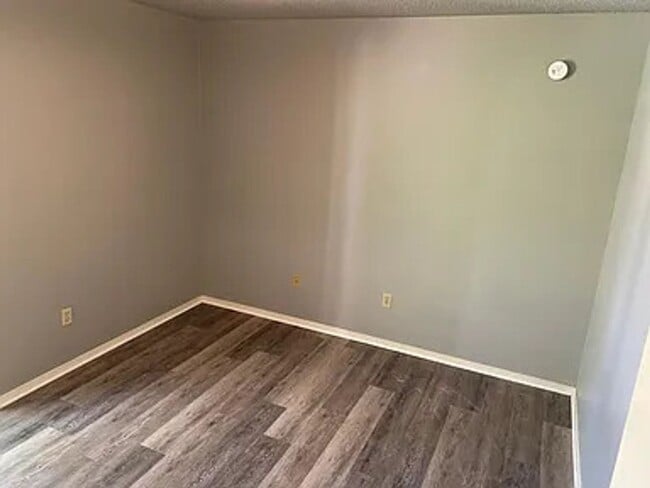 Building Photo - 2 Bedroom, 1.5 Bathroom End Unit Townhouse with fenced-in backyard in Farmington