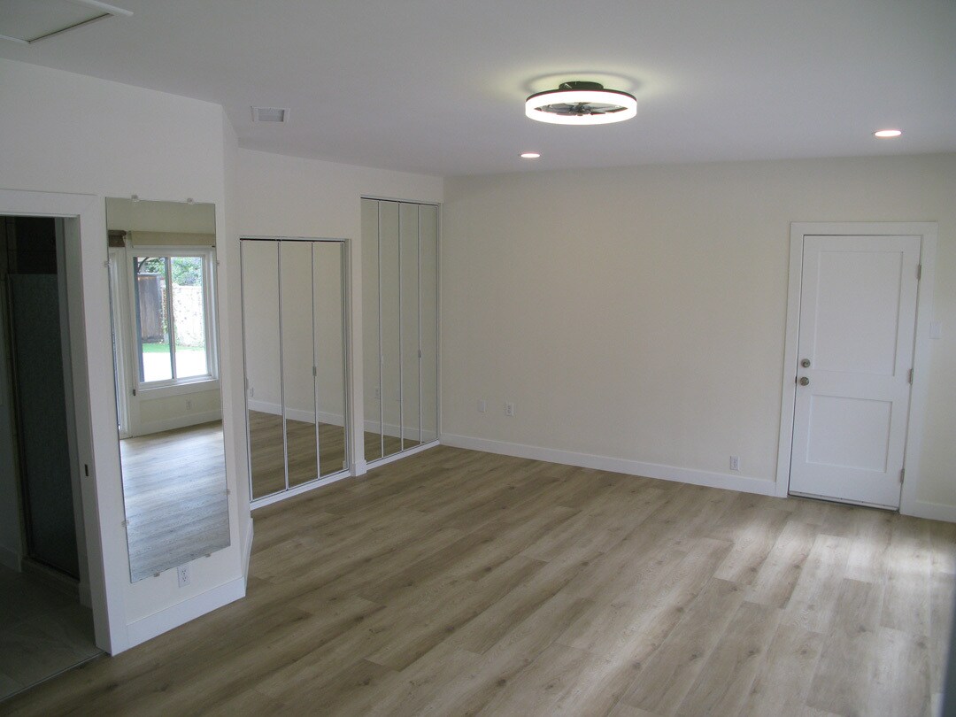 Building Photo - 5137 E Vista Hermosa St