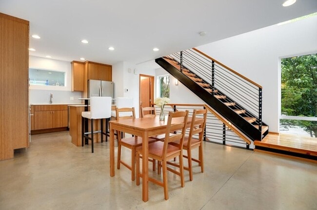 Building Photo - Stunning Modern 3 Bed / 2.5 Bath Townhome in Beautiful Maple Leaf Neighborhood