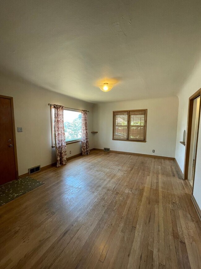 Building Photo - Charming Home w/ Fenced Yard in Central Lo...