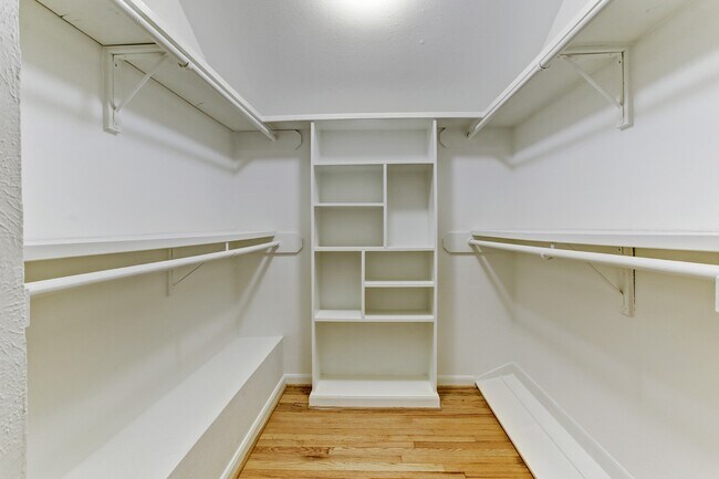 Building Photo - 613 E 21st St
