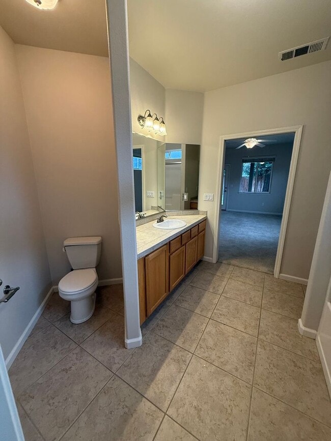 Building Photo - 3 bedroom, 2 bathroom house located in the desirable neighborhood