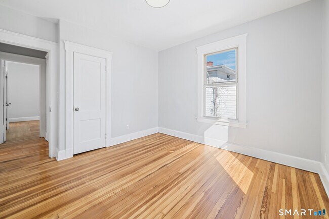 Building Photo - 196 Center St