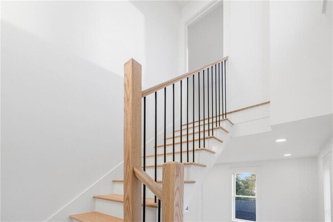 Building Photo - 7 Sheffield Ave