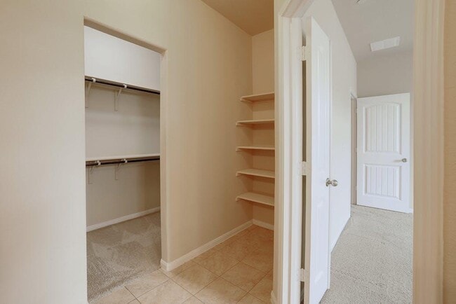 Building Photo - 2880 Donnell Dr