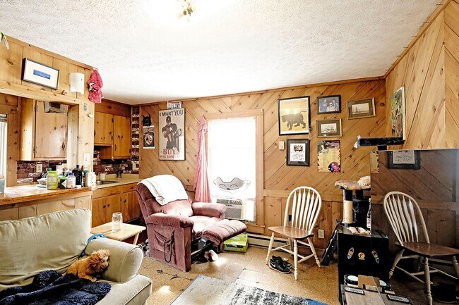 Building Photo - Pet-Friendly Woolen Mills Home Near Local Favorites