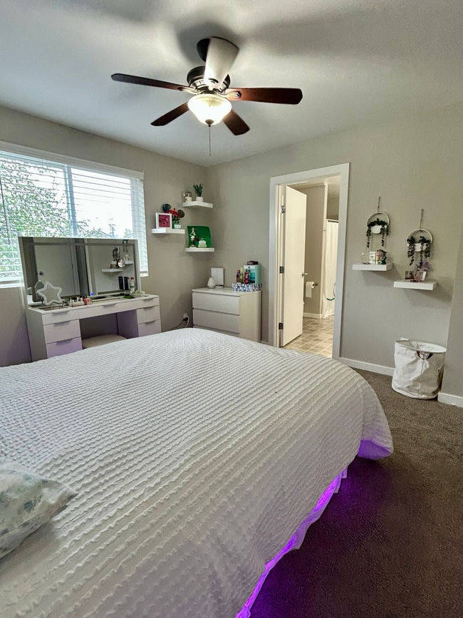Building Photo - Beautiful Remodeled Home Kent!