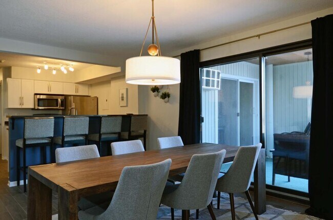 Building Photo - 4820 Park Commons Dr