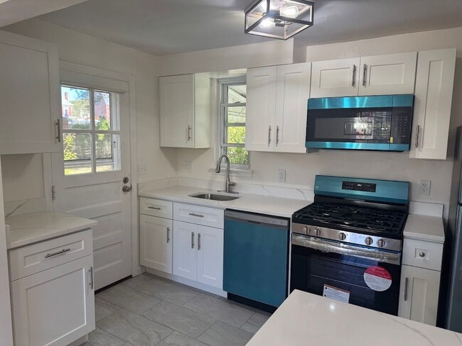 Building Photo - Completely Updated, Open , Quiet House in Oakmont!