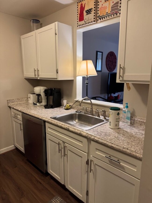 Building Photo - Apartment Located Minutes from Downtown Le...