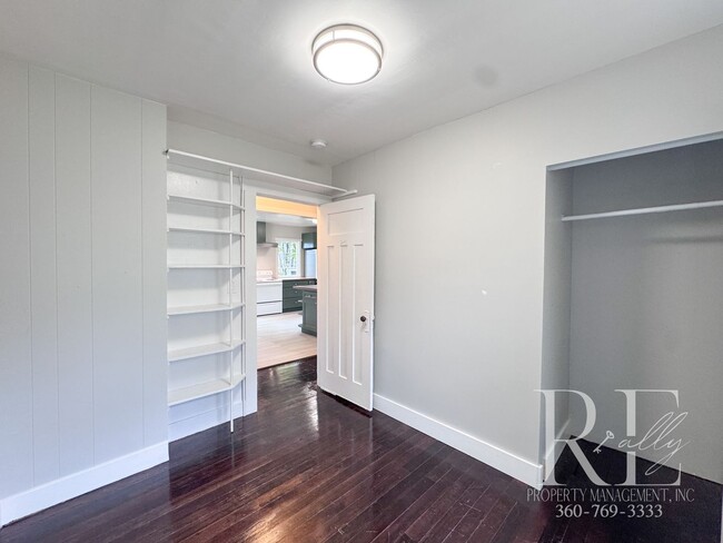 Building Photo - Charming Upper Unit with Modern Kitchen, W...