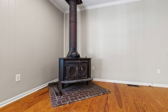 Building Photo - Charming Updated Bungalow in Raleigh’s Mordecai District!