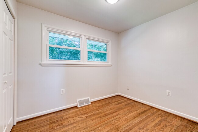 Building Photo - 1301 Hollingsworth Rd