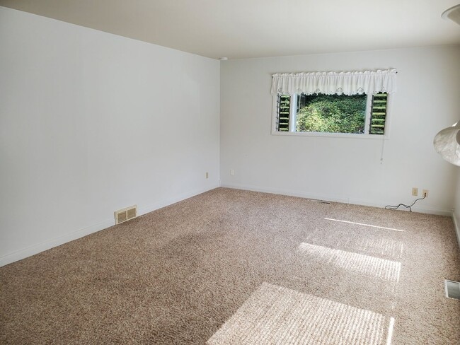 Building Photo - 3 Bedroom Home in Blaine!