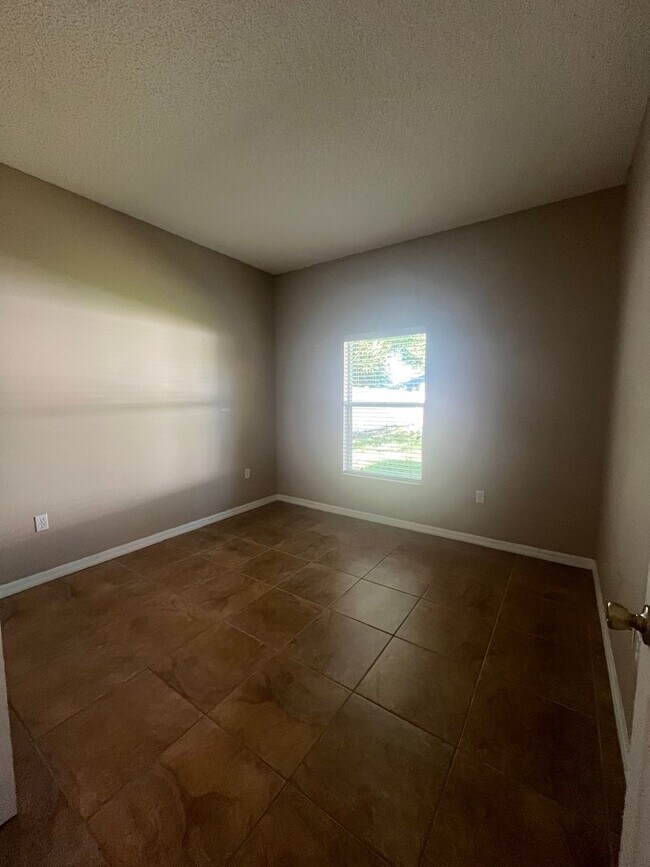 Building Photo - Updated Single family 3 / 2 with Screened ...