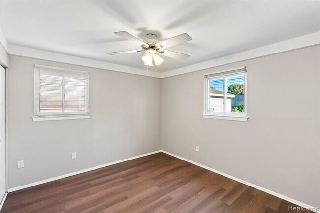 Building Photo - Gorgeous Madison Heights Gem!