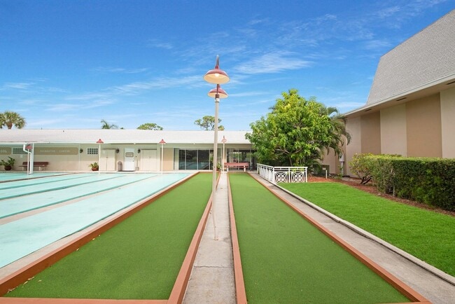 Building Photo - 2581 Garden Dr N
