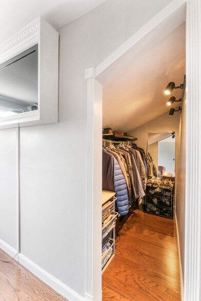 Upstairs bedroom - 4945 Delor Street