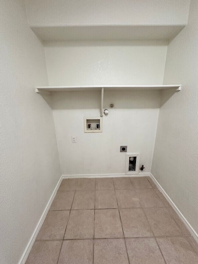 Building Photo - 7419 Desert Eagle Rd NE