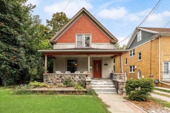 Building Photo - 910 W Huron St