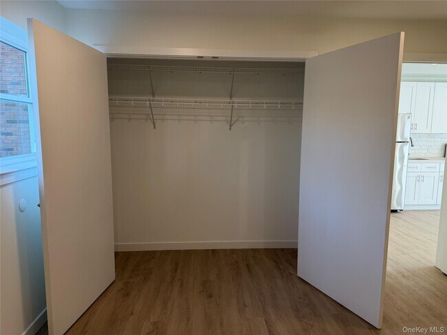 Building Photo - 5 Colonial Dr