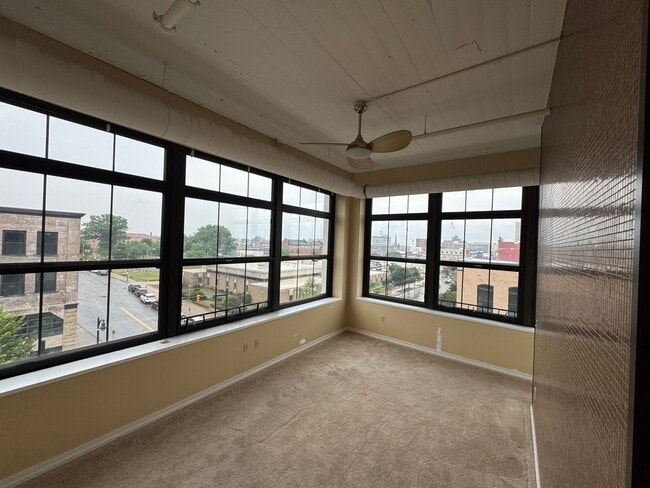 Primary Photo - Down Town luxury condo is in a newly renov...