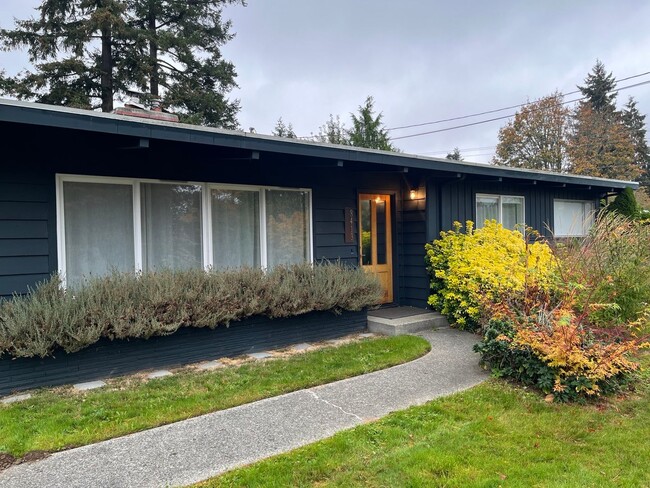 Building Photo - Fantastic 3 bedroom 1 bathroom rambler in ...