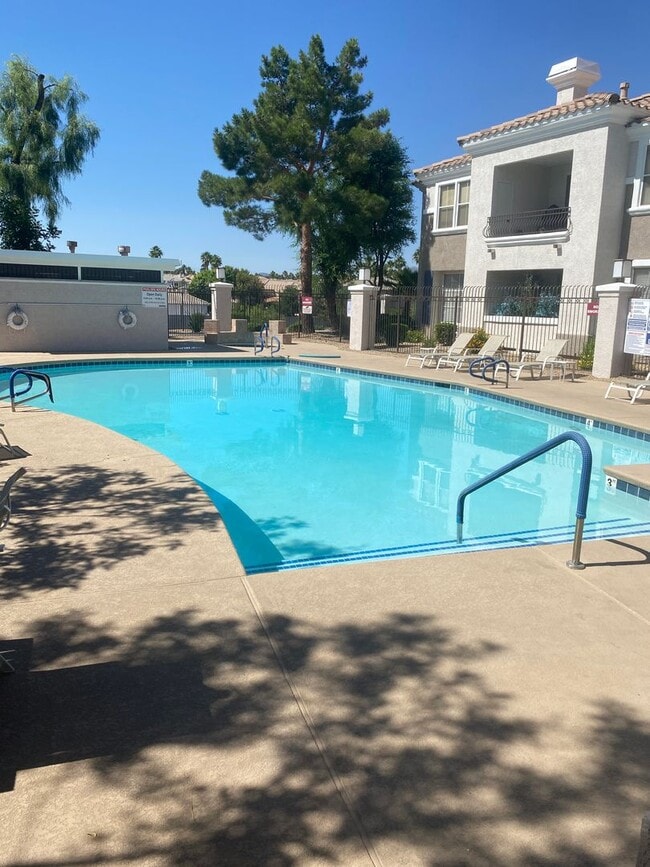 Building Photo - AMERICANA Property Mgmt - 3 beds Condo in ...