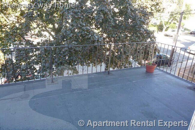 Building Photo - 569 Main St