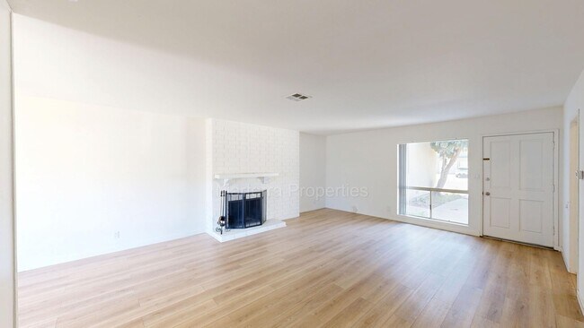 Building Photo - Ren Cir