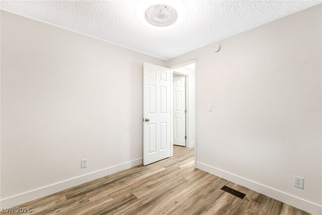 Building Photo - 603 Diamond Dr