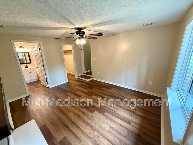 Building Photo - 2233 E Derenne Ave