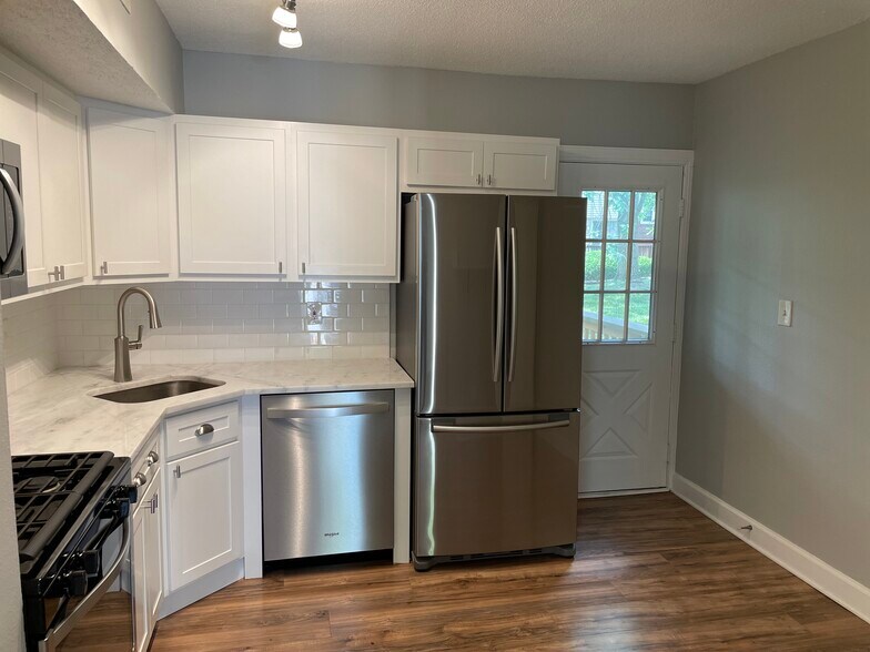 Seating area in kitchen - 9055 Wrenwood Ln