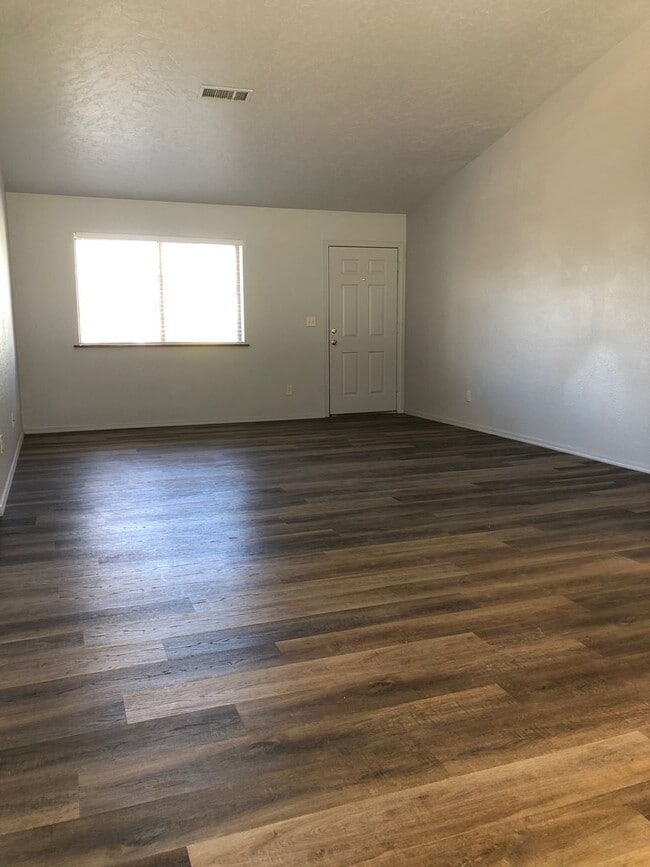 Building Photo - 3523 N Dale Dr