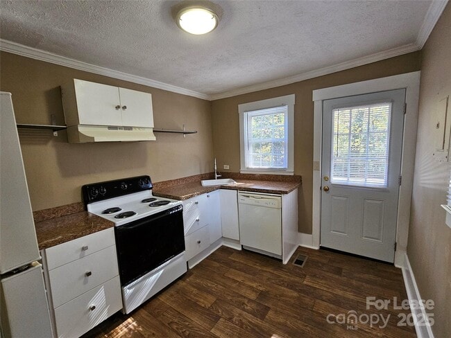 Building Photo - 69 Grattan Dr NE