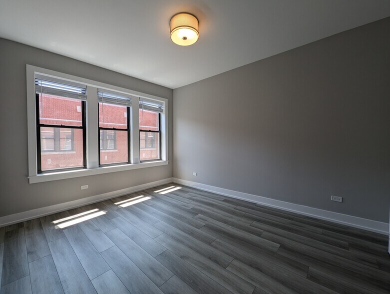Building Photo - 3943 N Janssen Ave