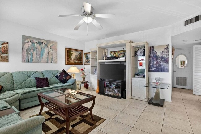 Building Photo - 100 SE 6th Ave