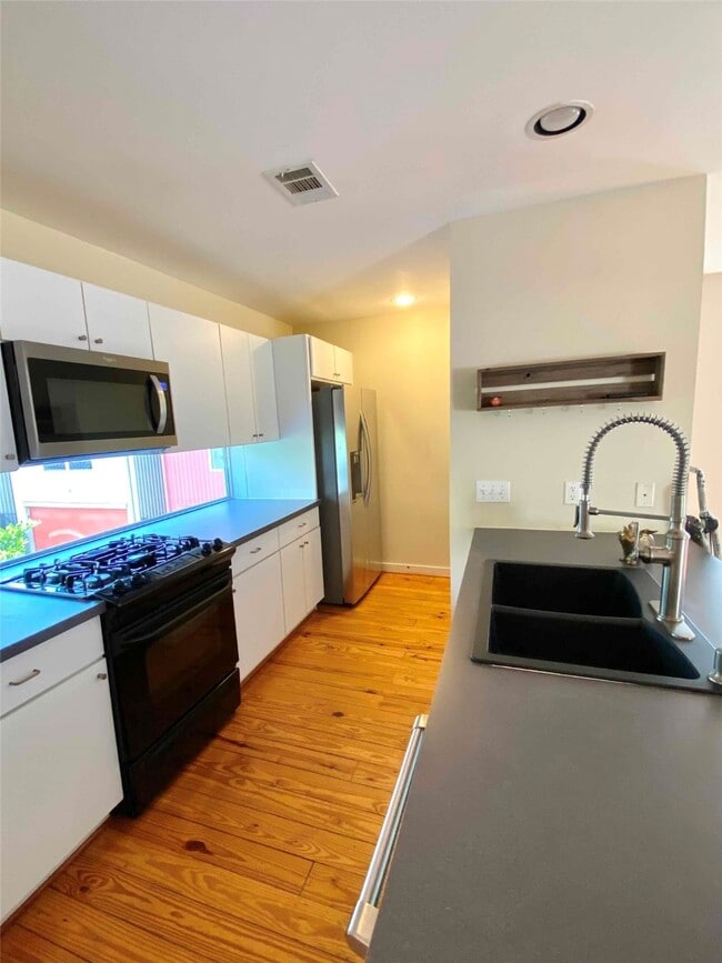 Building Photo - 823 Robin St