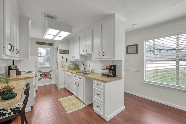 Building Photo - 3900 Aspen Dr