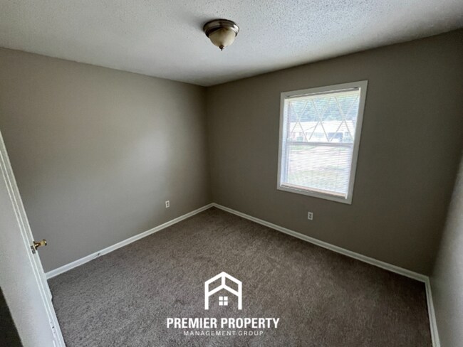 Building Photo - 3199 Maple Hill Dr