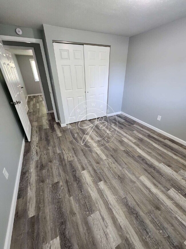 Building Photo - Fully updated like new inside! Central Air! Convenient location!