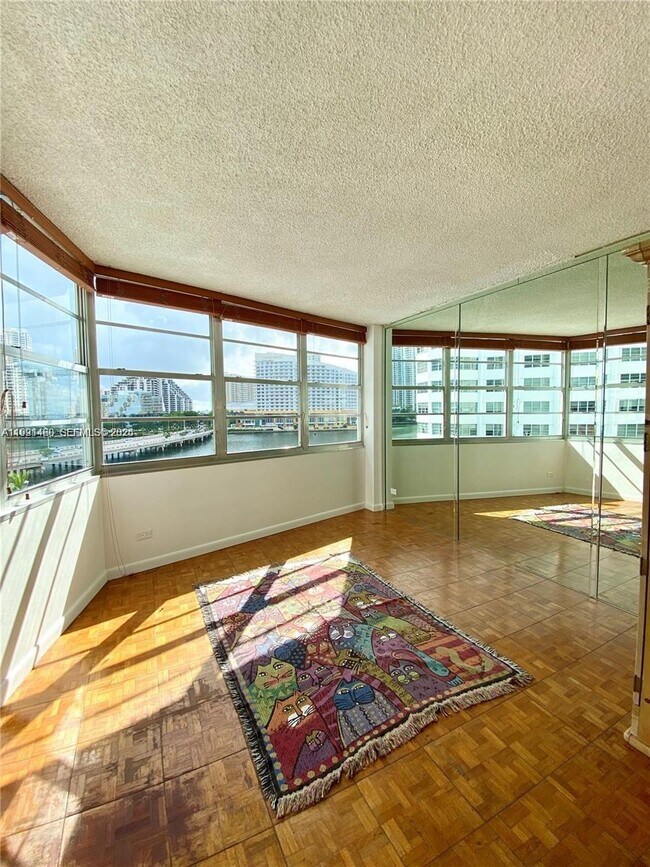 Building Photo - 905 Brickell Bay Dr