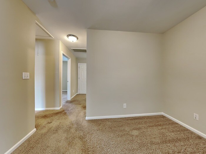 Building Photo - 640 Cliffs Inn Circle
