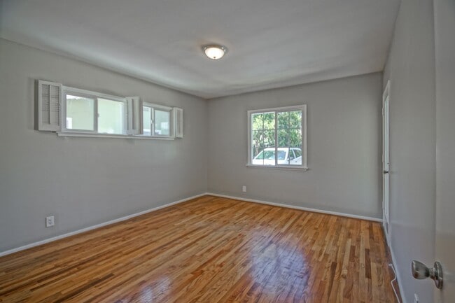 Building Photo - Incredibly Charming & Bright 3BR2BA Home w...