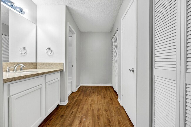 Building Photo - cpl8